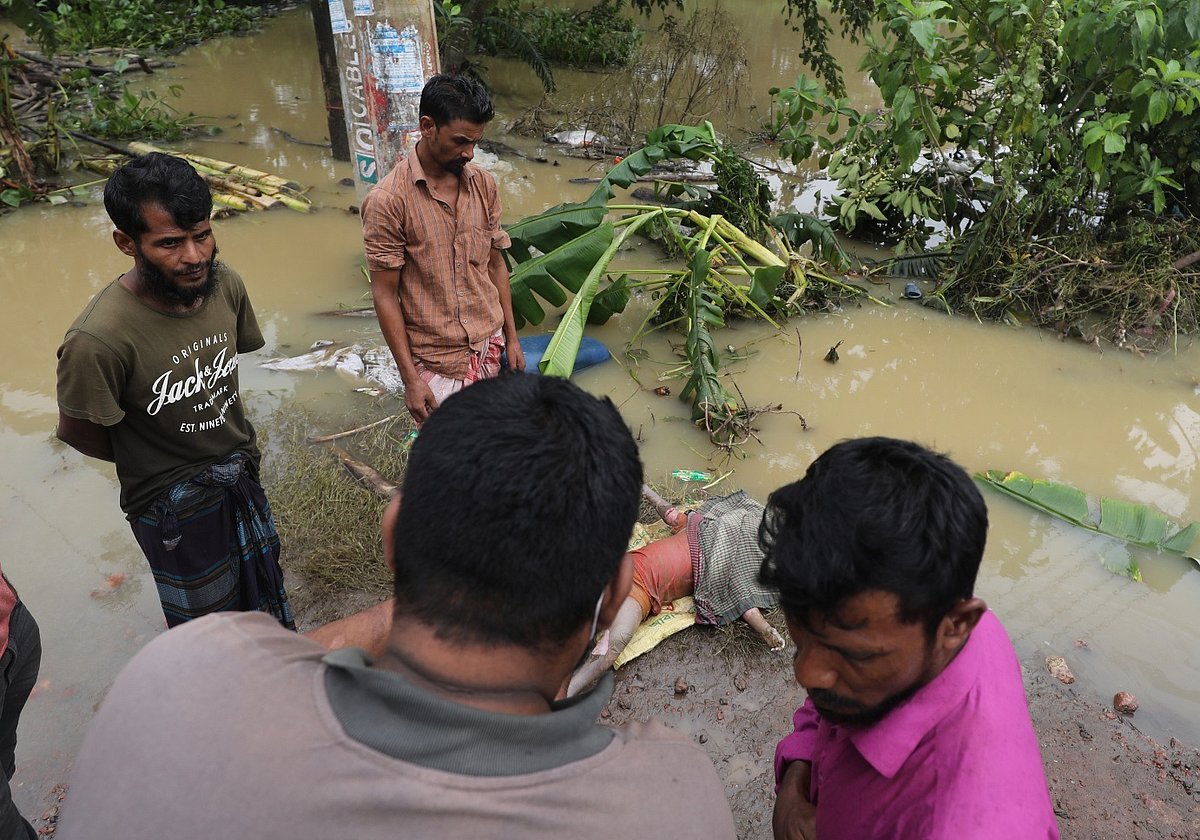 বন্যায় ভেসে আসা শিশুর লাশ ঘিরে ভিড় জমে ওঠে। আজ সকাল ১১টায় ফেনী সদরের লালপোল এলাকার উত্তর গোবিন্দপুর গ্রামে